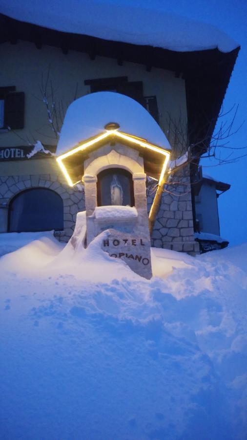 Hotel Altopiano Delle Rocche Rocca di Mezzo Esterno foto